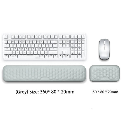 Keyboard, mouse, and wrist rests on a white background with size specifications.